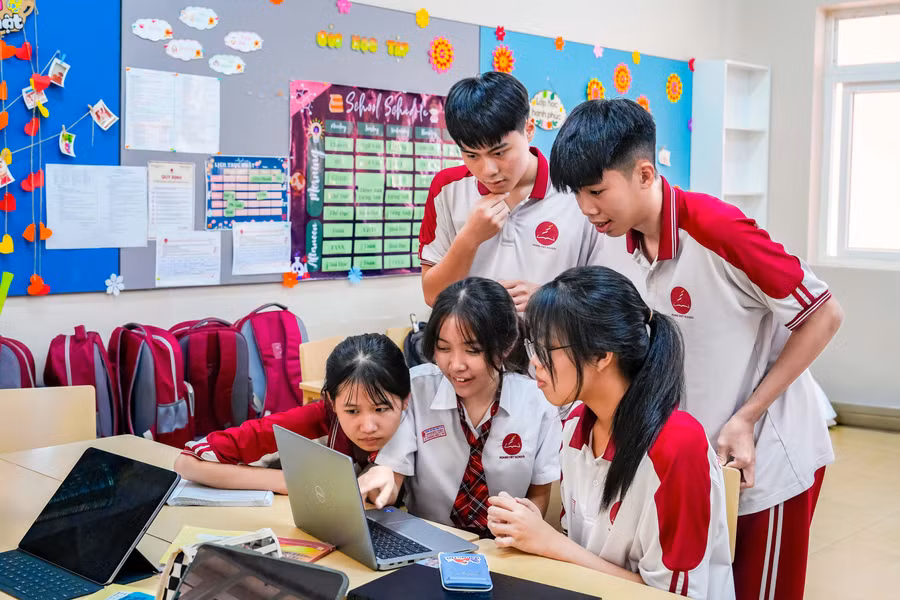 Học sinh Trường Tiểu học, THCS và THPT Hoàng Việt trong giờ học nhóm. (Ảnh: TT)