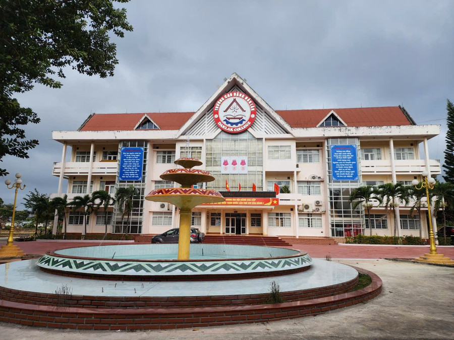 Trường Cao đẳng Đắk Lắk trên đường Lê Duẩn, phường Ea Kao.