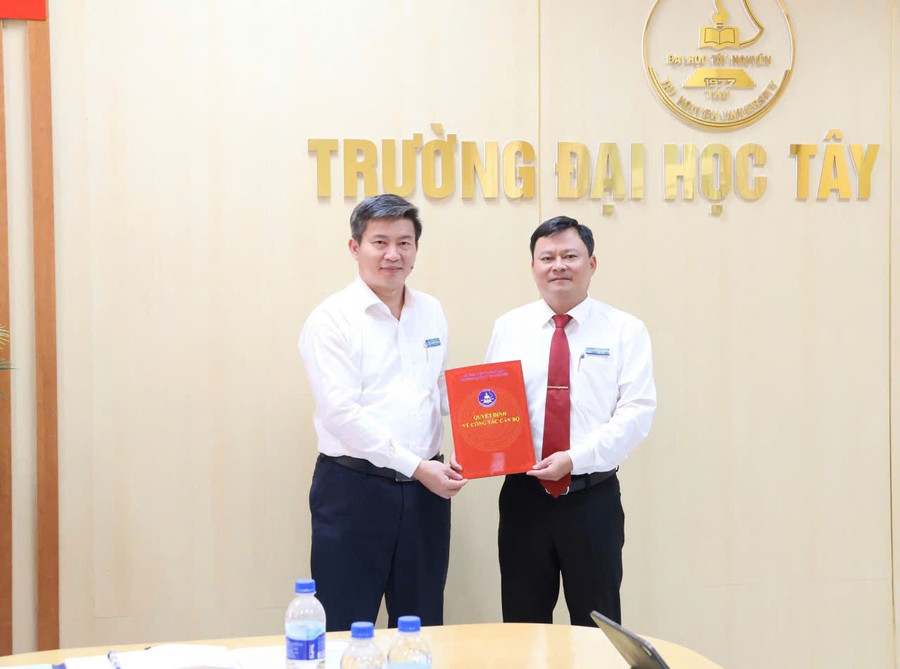 PGS.TS Nguyễn Phương Đại Nguyên nhận quyết định Trưởng phòng Đào tạo, Trường Đại học Tây Nguyên. (Ảnh: NT) pgs-ts.jpg