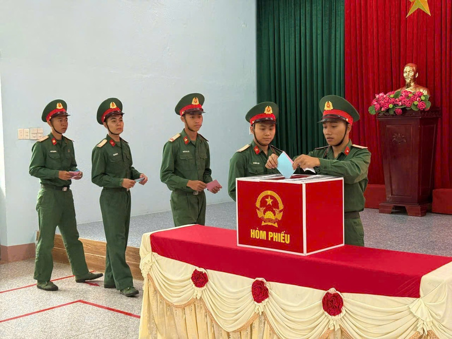 Các chiến sĩ thuộc Bộ Chỉ huy Quân sự tỉnh Đắk Lắk lần đầu thực hiện nghĩa vụ công dân qua lá phiếu. (Ảnh: TH)