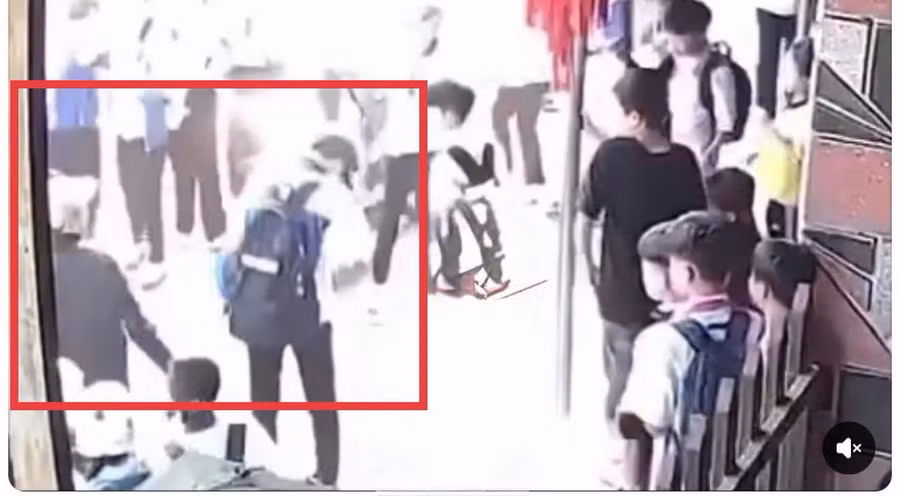 Vụ việc được camera người dân ghi lại. (Ảnh cắt từ clip)