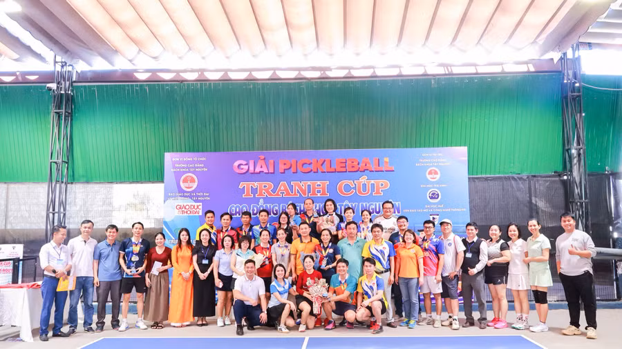 Ban tổ chức và các vận động viên tại lễ trao giải.