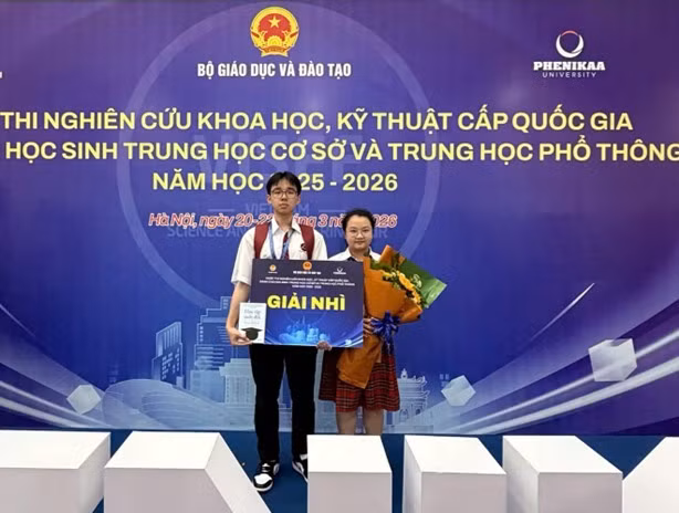 Hai học sinh đến từ Trường Tiểu học, THCS và THPT Hoàng Việt đoạt giải Nhì cấp quốc gia. (Ảnh: CVP)