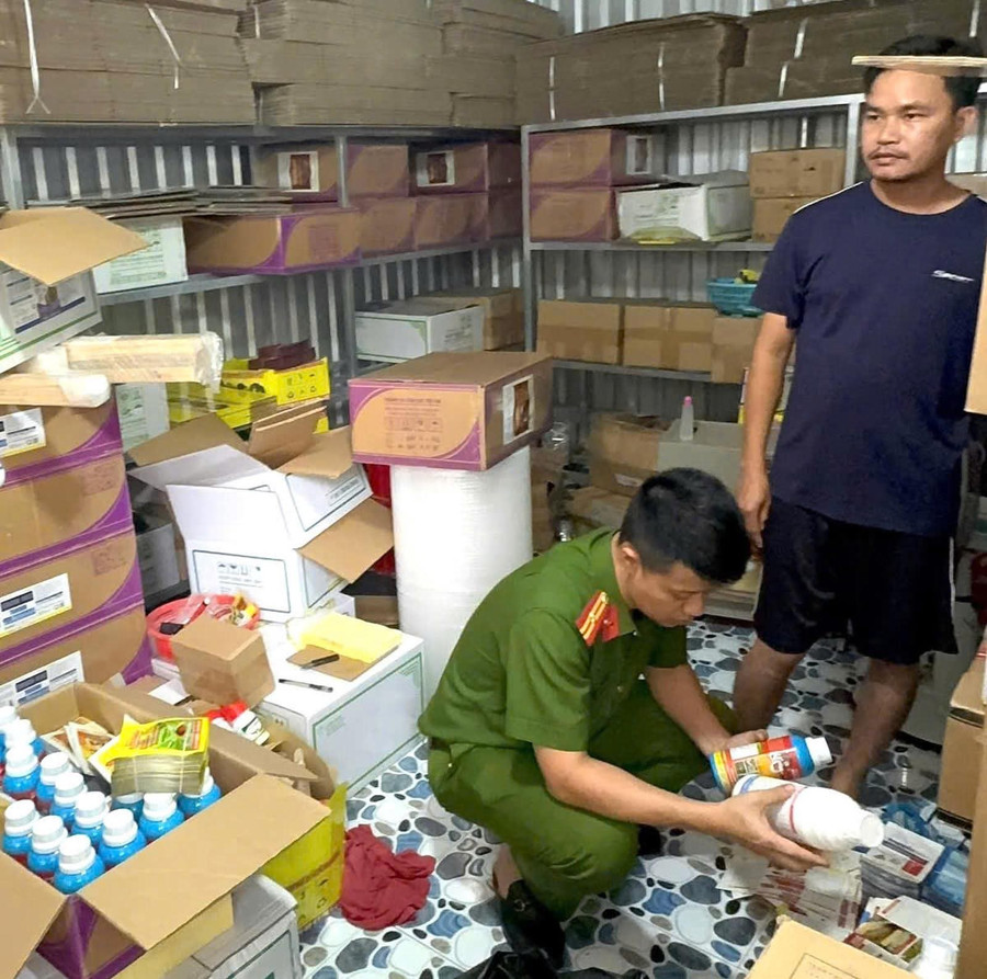 Cơ quan chức năng khám xét cửa hàng kinh doanh thuốc BVTV giả tại Đắk Lắk.