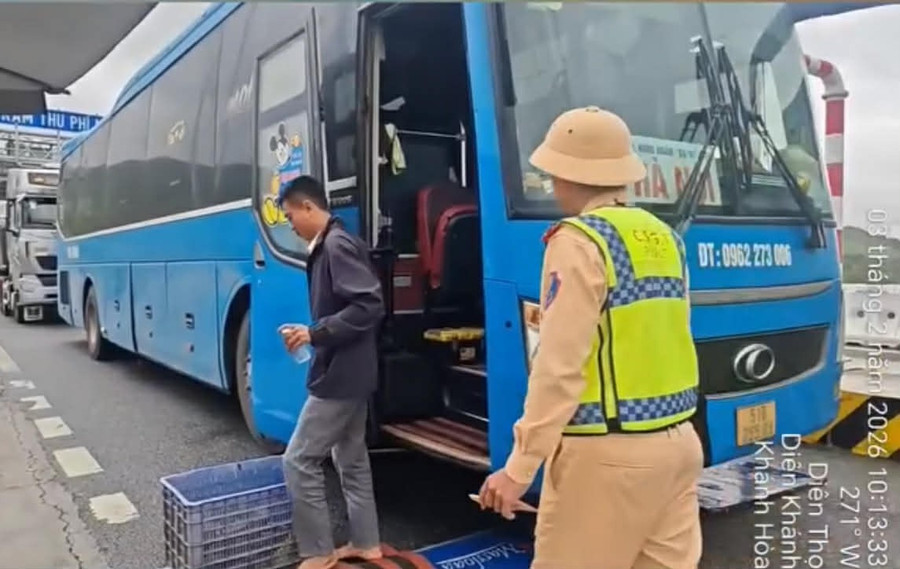 Lực lượng Cảnh sát giao thông dừng xe khách để kiểm tra.