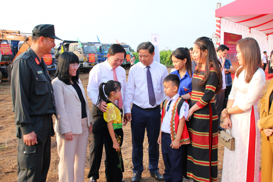 Phó Thủ tướng Hồ Quốc Dũng cùng lãnh đạo địa phương trò chuyện với học sinh, giáo viên xã Ea Bung. (Ảnh: Thế Hùng)