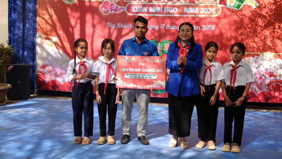 Trao 1.500 khăn quàng đỏ là quà tặng của Thủ tướng Chính phủ dành cho học sinh vùng cao xã Tây Khánh Sơn.