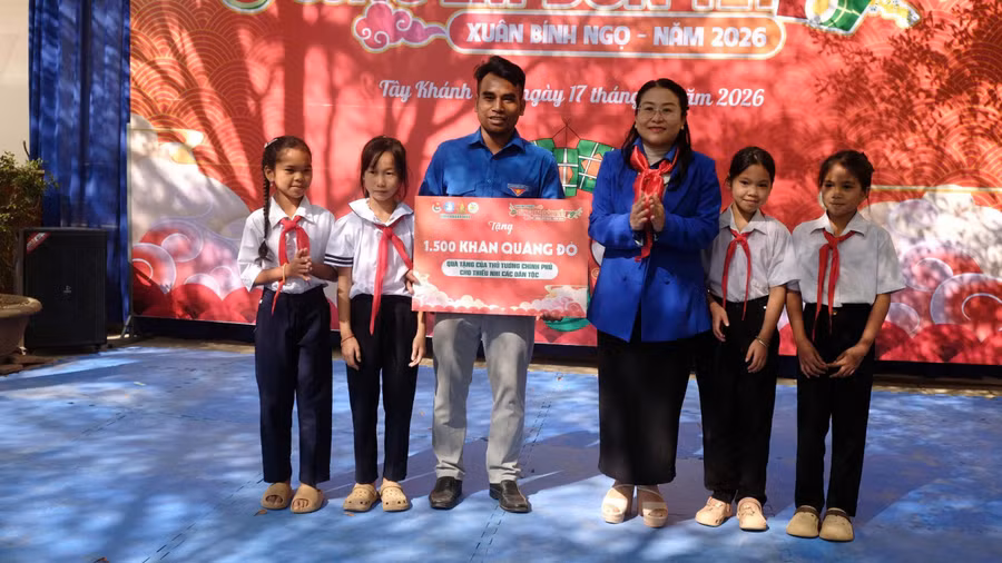 Trao 1.500 khăn quàng đỏ là quà tặng của Thủ tướng Chính phủ dành cho học sinh vùng cao xã Tây Khánh Sơn.