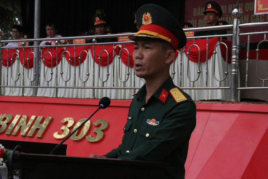 a2-trung-ta-nguyen-thanh-binh-bi-thu-dang-uy-chinh-tri-vien-tieu-doan-303-phat-bieu-trong-buoi-bau-cu.jpg