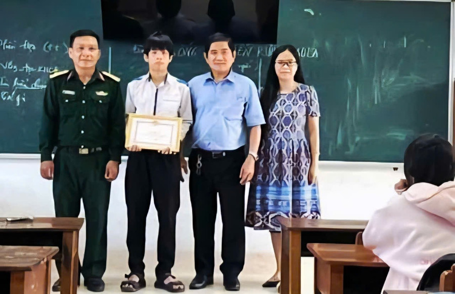 Trao Giấy khen cho học sinh Nguyễn Thành Khang, lớp 11, Trường THPT Nguyễn Văn Linh (Đắk Lắk).