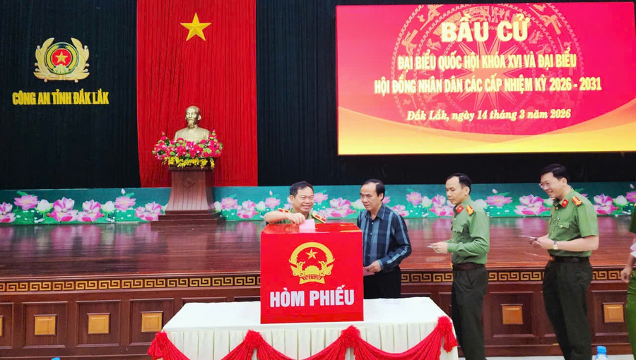 Cử tri thuộc lực lượng Công an tỉnh Đắk Lắk thực hiện quyền, nghĩa vụ công dân tại điểm bầu cử số 43. (Ảnh: TT)