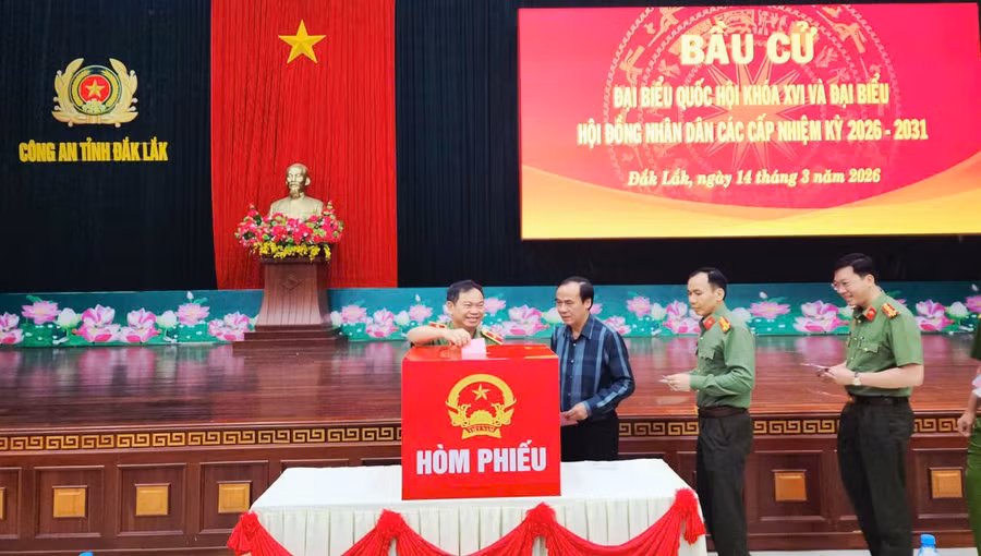 Cử tri thuộc lực lượng Công an tỉnh Đắk Lắk thực hiện quyền, nghĩa vụ công dân tại điểm bầu cử số 43. (Ảnh: TT)