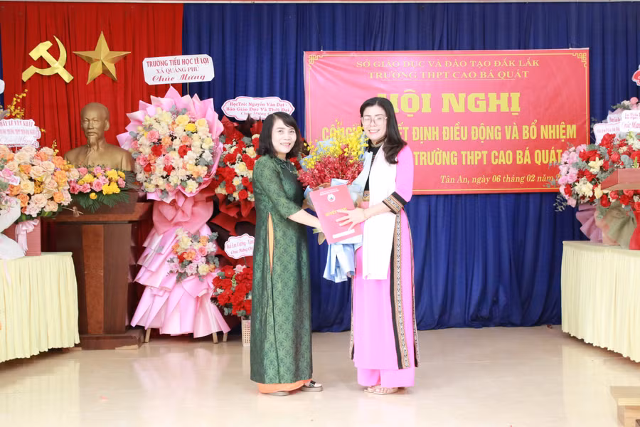 Phó Giám đốc Võ Thị Minh Duyên trao quyết định cho TS Lê Thị Thảo - Hiệu trưởng Trường THPT Cao Bá Quát. (Ảnh: TT)