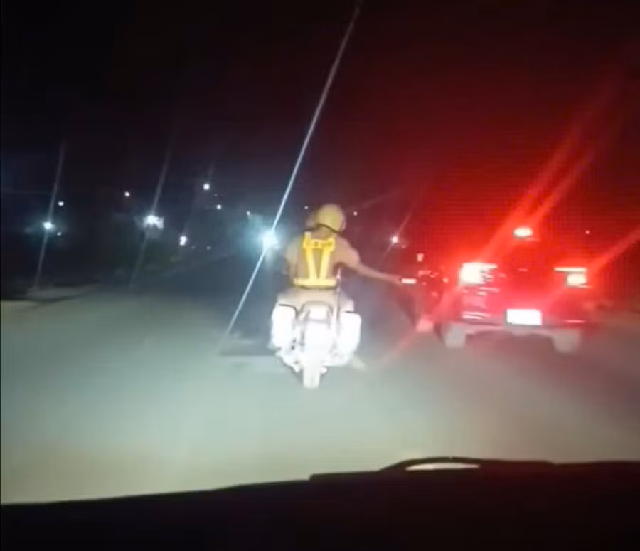 Lực lượng CSGT dùng xe đặc chủng dẫn đường đưa 2 nữ sinh Đắk Lắk đi cấp cứu trong đêm. (Ảnh: Gia đình cung cấp)