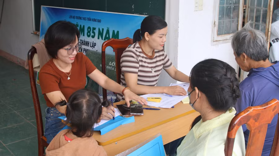 Phụ huynh xã Ia Lốp, Đắk Lắk đến làm thủ tục nhập học cho con. (Ảnh: TH)