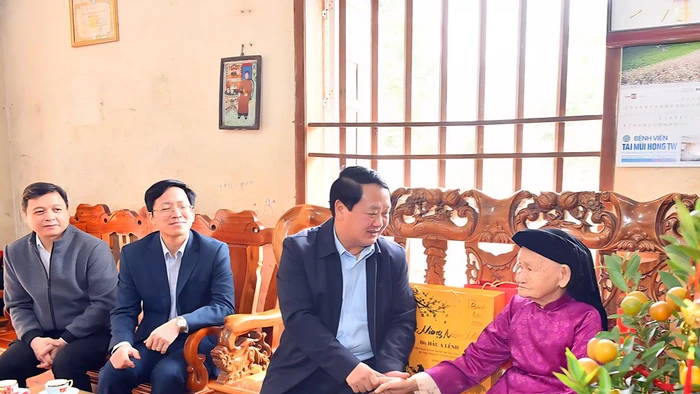Bí thư Tỉnh uỷ Tuyên Quang Hầu A Lềnh thăm hỏi, chúc Tết Mẹ Việt Nam Anh hùng Lương Thị Hồng. (Ảnh: Thanh Phúc)