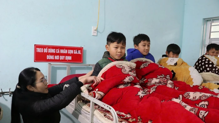 Giáo viên chủ động chăm sóc sức khỏe cho học sinh những ngày rét đậm. (Ảnh: Nguyễn Quân)