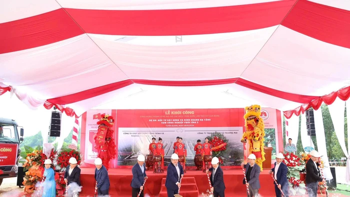 Ông Phan Huy Ngọc, Chủ tịch UBND tỉnh Tuyên Quang thực hiện nghi lễ khởi công dự án. (Ảnh: Thanh Phúc)