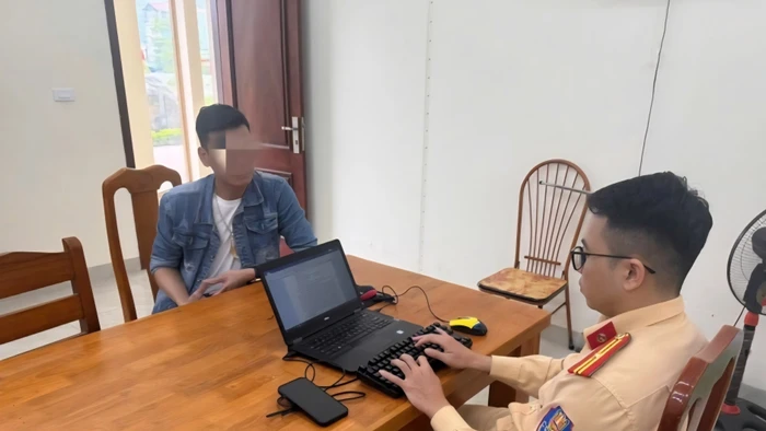 CSGT Tuyên Quang làm việc với người vi phạm.
