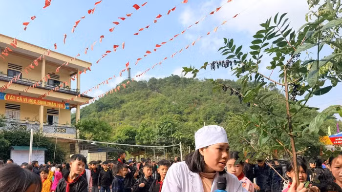 Cách tuyên truyền trực quan, sinh động giúp học sinh vùng cao dễ tiếp thu.