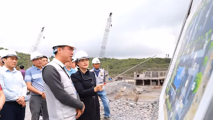 Phó Chủ tịch UBND tỉnh Tuyên Quang kiểm tra tiến độ tại trường học nội trú liên cấp xã Sơn Vĩ. (Ảnh: My Ly)