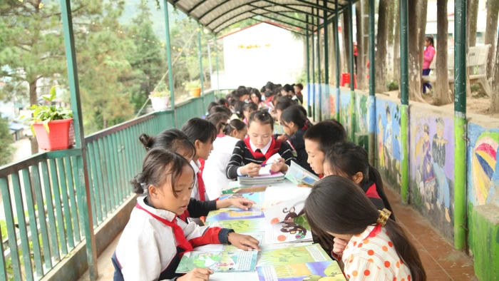 Các hoạt động ngoại khóa tại thư viện xanh, thu hút các em học sinh vùng cao đến trường đều đặn. (Ảnh: Phạm Hoan)