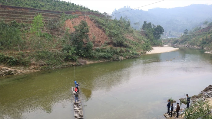 Nhiều năm qua, các em học sinh phải đến trường bằng bè gây mất an toàn. (Ảnh: Vũ Mừng)