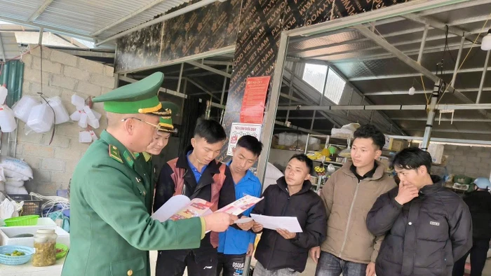 Lực lượng thanh niên và bộ đội Biên phòng tuyên truyền bầu cử tới các hộ dân khu vực biên giới.