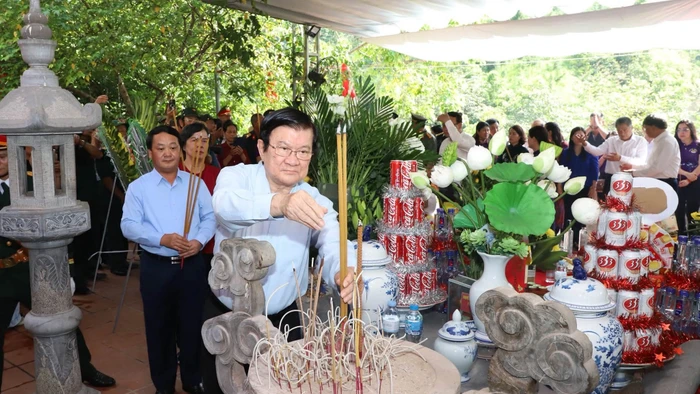 Nguyên Chủ tịch nước Trương Tấn Sang dâng hương tại Điểm cao 468.
