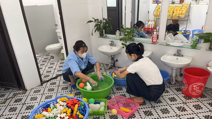 Các cô giáo Trường Mầm non Kim Phú, phường Minh Xuân vệ sinh đồ chơi của các em học sinh.