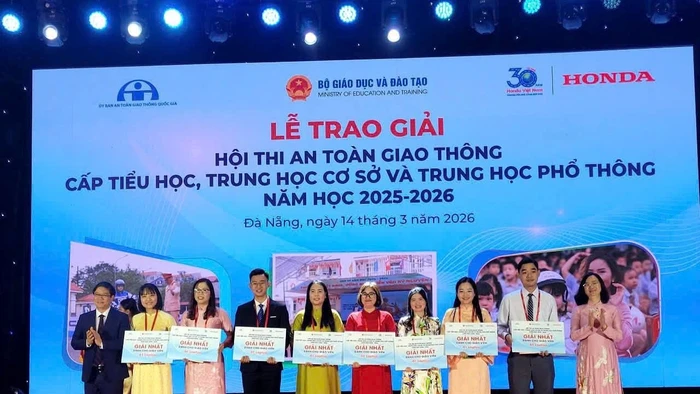 Lễ trao giải Hội thi An toàn giao thông.