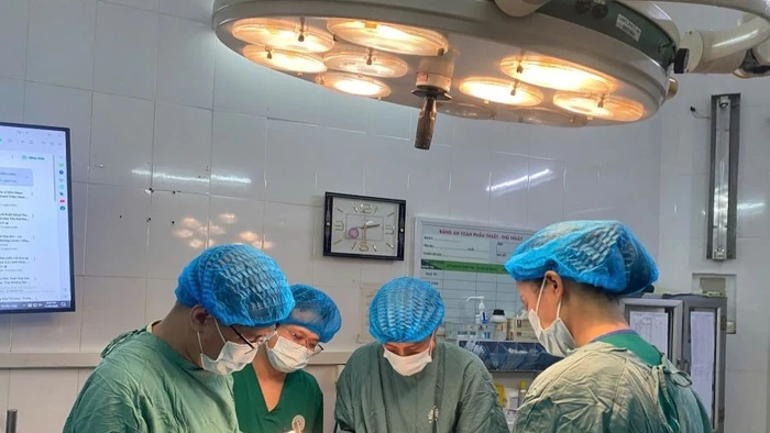 Các bác sĩ phẫu thuật cho bé trai (ảnh BVĐK tỉnh Tuyên Quang).