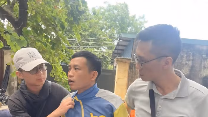 Nguyễn Quang Thoại (áo vàng) bị bắt sau 13 giờ gây án. (Ảnh: CATQ)