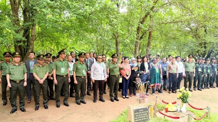Các đại biểu dâng hương tại Đình Tân Trào.