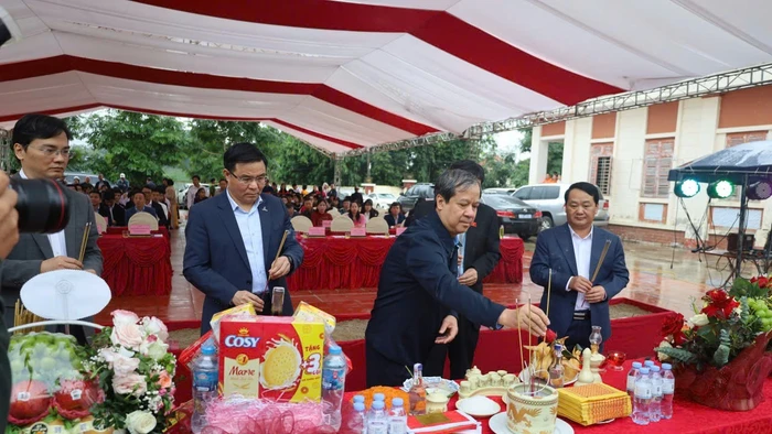 Bộ trưởng Nguyễn Kim Sơn dâng hương tại Khu di tích Bộ Quốc gia Giáo dục.