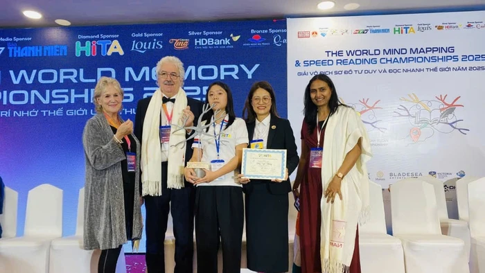 Em Vương Ngọc Nhung (giữa) đạt giải Bạc Sơ đồ tư duy thế giới 2025.