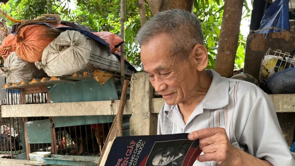 Thầy Nguyễn Thiện Thuật vẫn miệt mài đọc sách mỗi ngày.