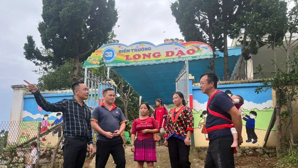 Chị Lý Thị Dung (thứ 2 bên phải) cùng nhân dân địa phương.