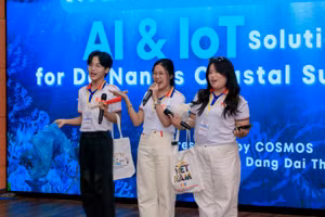 Sinh viên trình bày phần thi của mình.