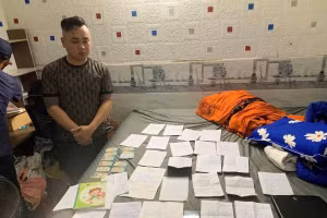 Giấy tờ liên quan của nhóm cho vay lãi nặng. (Ảnh: CACC)