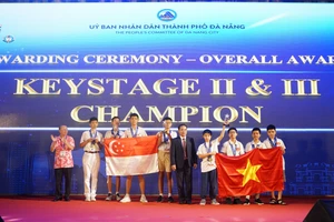 Ban tổ chức trao chức vô địch toàn đoàn cho đội Việt Nam và Singapore.