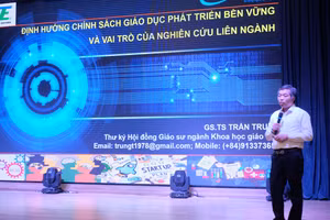 Các nhà quản lý giáo dục, chuyên gia, giảng viên đại học, nhà nghiên cứu trình bày tham luận tại Hội thảo. 