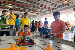 Học sinh tham gia trải nghiệm tại ngày hội.