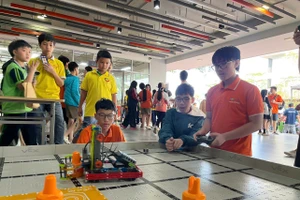 Học sinh tham gia trải nghiệm tại ngày hội.