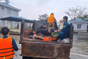 Lực lượng chức năng và người dân hỗ trợ đưa người bị nạn đi cấp cứu.