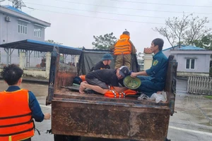 Lực lượng chức năng và người dân đưa người bị nạn đi cấp cứu.