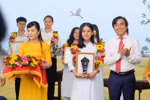 Ông Tô Văn Hùng – Phó Bí thư Đảng ủy UBND TP Đà Nẵng trao Giải thưởng khuyến tài Đỗ Thúc Tịnh cho học sinh.