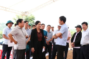 Bà Y Ngọc (thứ 2 từ trái sang) - Phó Chủ tịch Thường trực UBND tỉnh Quảng Ngãi kiểm tra công tác chuẩn bị Lễ khởi công. Ảnh: Cổng TTĐT tỉnh Quảng Ngãi