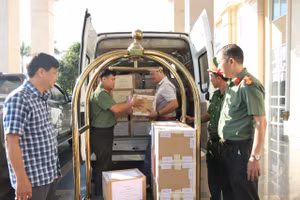 Lực lượng Công an vận chuyển đề thi đến các điểm thi.