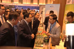 Thủ tướng Chính phủ Phạm Minh Chính cùng đại biểu tham quan gian hàng giới thiệu sản phẩm, dịch vụ logistics tại Diễn đàn.